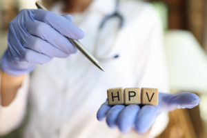 HPV (lidský papilomavirus) je běžná virová infekce, která postihuje kůži a sliznice. Existuje více než 200 typů HPV. Vysokorizikové typy: HPV16 a HPV18. HPV se přenáší hlavně přes kontakt kůže na kůži, včetně pohlavního styku, análních a orálních sexuálních praktik. Většina infekcí HPV je asymptomatická. Výzkum ukazuje, že I3C má potenciálně prospěšné účinky při infekcí lidským papilomavirem (HPV) a souvisejícími onemocněními. I3C se v těle přemění na diindolylmetan (DIM), což je aktivní forma, která má protinádorové a imunomodulační vlastnosti.