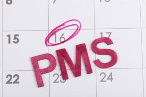 Premenstruační syndrom (PMS) je skupina fyzických a emocionálních příznaků, které mnoho žen zažívá před menstruačním obdobím. Příznaky premenstruačního syndromu (PMS) jsou způsobeny kombinací hormonálních, chemických a behaviorálních faktorů. Jednou z hlavních příčin PMS je hormonální nerovnováha. Stabilizace hladin estrogenu může pomoci zmírnit výkyvy nálad a zlepšit emocionální pohodu a přispět ke zmírnění hormonálních nerovnováh. Indol-3-karbinol je užitečný doplněk pro ženy trpící PMS, zejména pro jeho schopnost ovlivnit hormonální rovnováhu a zlepšit metabolismus estrogenů.