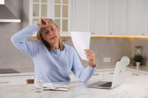 Menopauza je přirozený proces v životě každé ženy, který znamená konec jejího reprodukčního období. Menopauza se diagnostikuje, když žena neměla menstruaci 12 měsíců po sobě. Obvykle se vyskytuje mezi 45. a 55. rokem života, ačkoli může nastat dříve nebo později. Menopauza nemusí být těžkým obdobím. Díky využívání I3C můžeme efektivně zmírnit její příznaky, jako jsou návaly horka a insomnie, a přežít toto období snáze bez výrazného upozornění na jeho přítomnost. Kombinace zdravé stravy, pravidelné fyzické aktivity a vhodných doplňků může významně přispět k pohodlnému přechodu menopauzou.